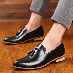 Chaussures en cuir pour hommes de luxe bureau hommes Oxfords formels pointu Oxford mariage en cuir hommes chaussures habillées mocassins à franges chaussures sociales