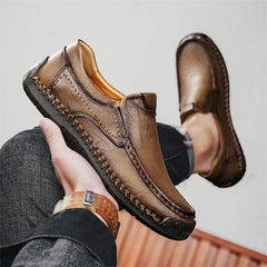 2025 Nouveau fait à la main en cuir décontracté hommes chaussures d'affaires plates décontracté confortable à la main mocassins de créateur mode chaussures de marche en plein air