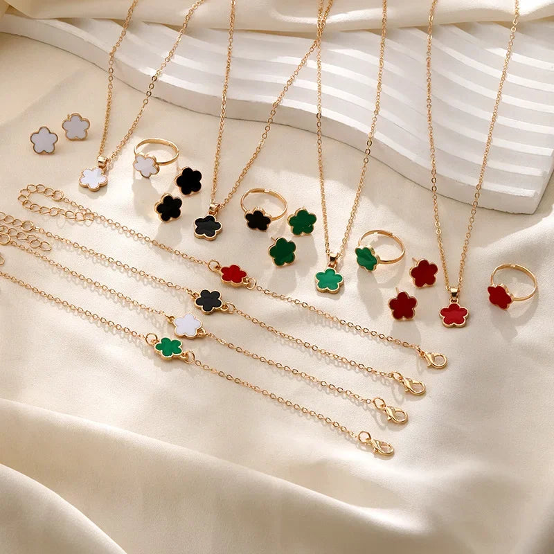 Lucky cinq pétales fleur trèfle boucles d’oreilles Collier Bague Bracelet Ensemble de quatre pièces pour femme à la mode Accessoires de fête Bijoux