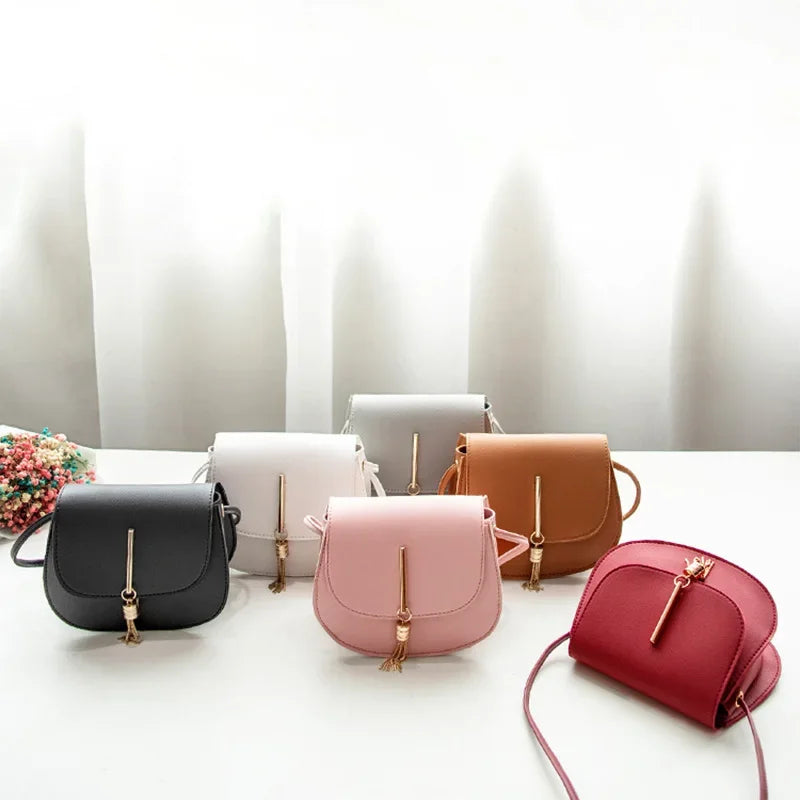 Sac à bandoulière en cuir PU avec pompon pour femme, petit sac messager à rabat, sac fourre-tout pour femme, portefeuille pour téléphone portable, sacs à main à la mode
