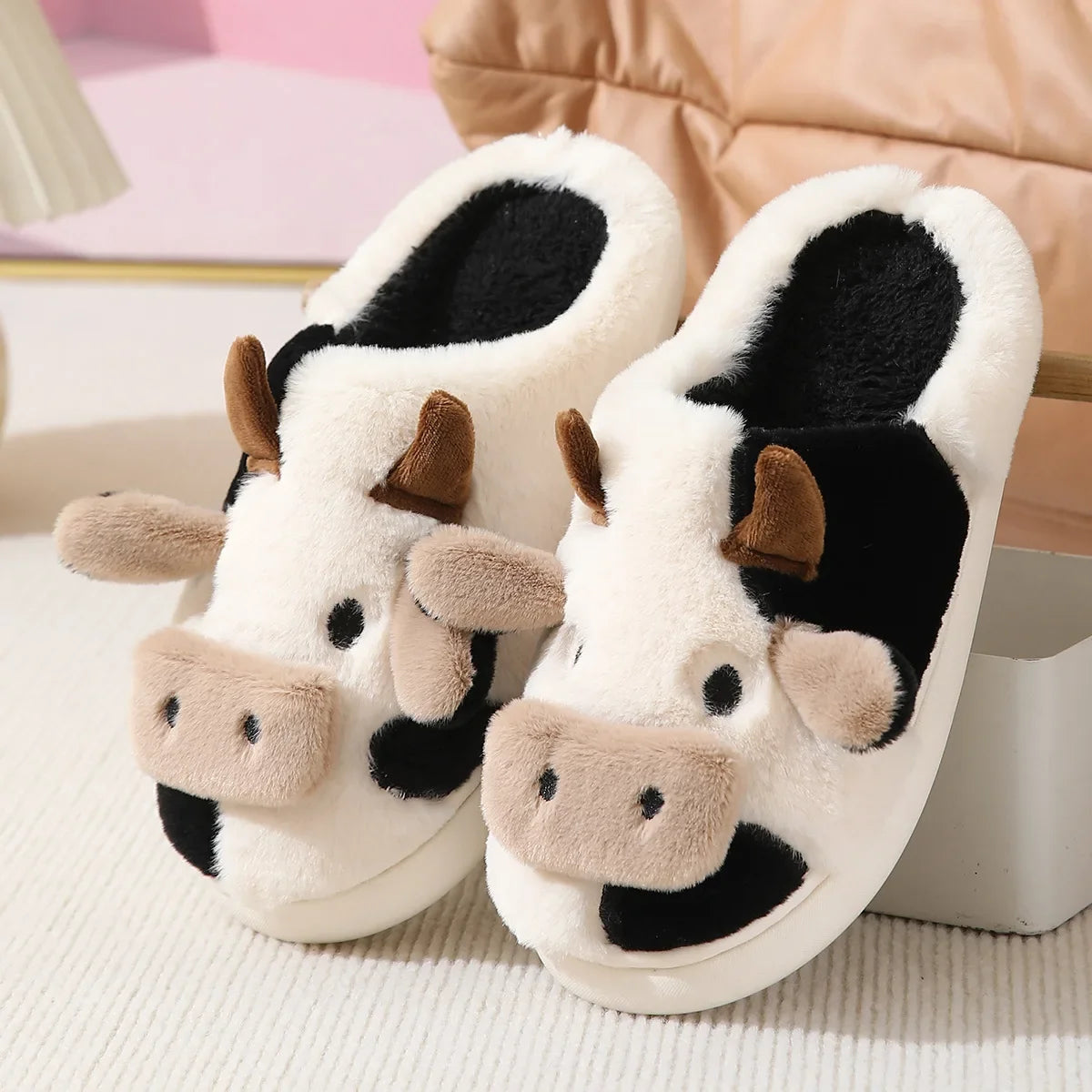 Pantoufles chaudes d'hiver en forme de vache à lait pour femmes et hommes, sandales mignonnes et douces en peluche pour adultes, jolies tongs antidérapantes pour Couples, diapositives plates pour la maison, 2024