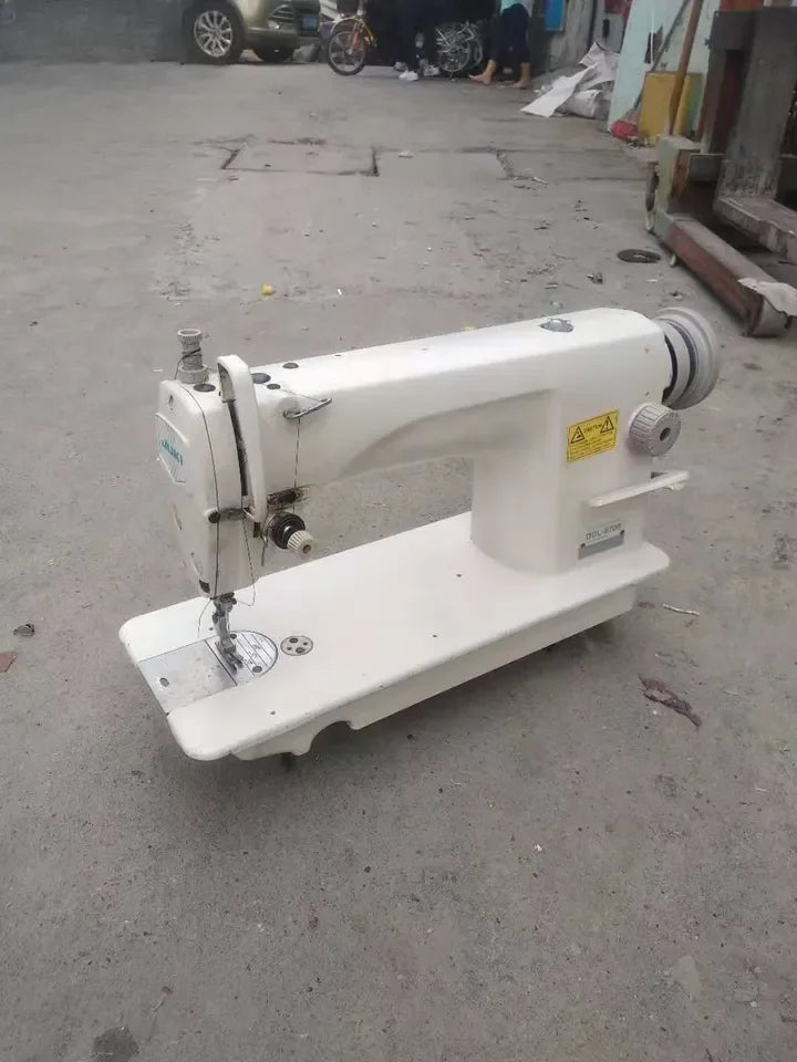 ZC1- Machine à coudre industrielle d'alimentation automatique de pied de marche unique, une machine à coudre en métal durable pour vêtements en tissu cuir