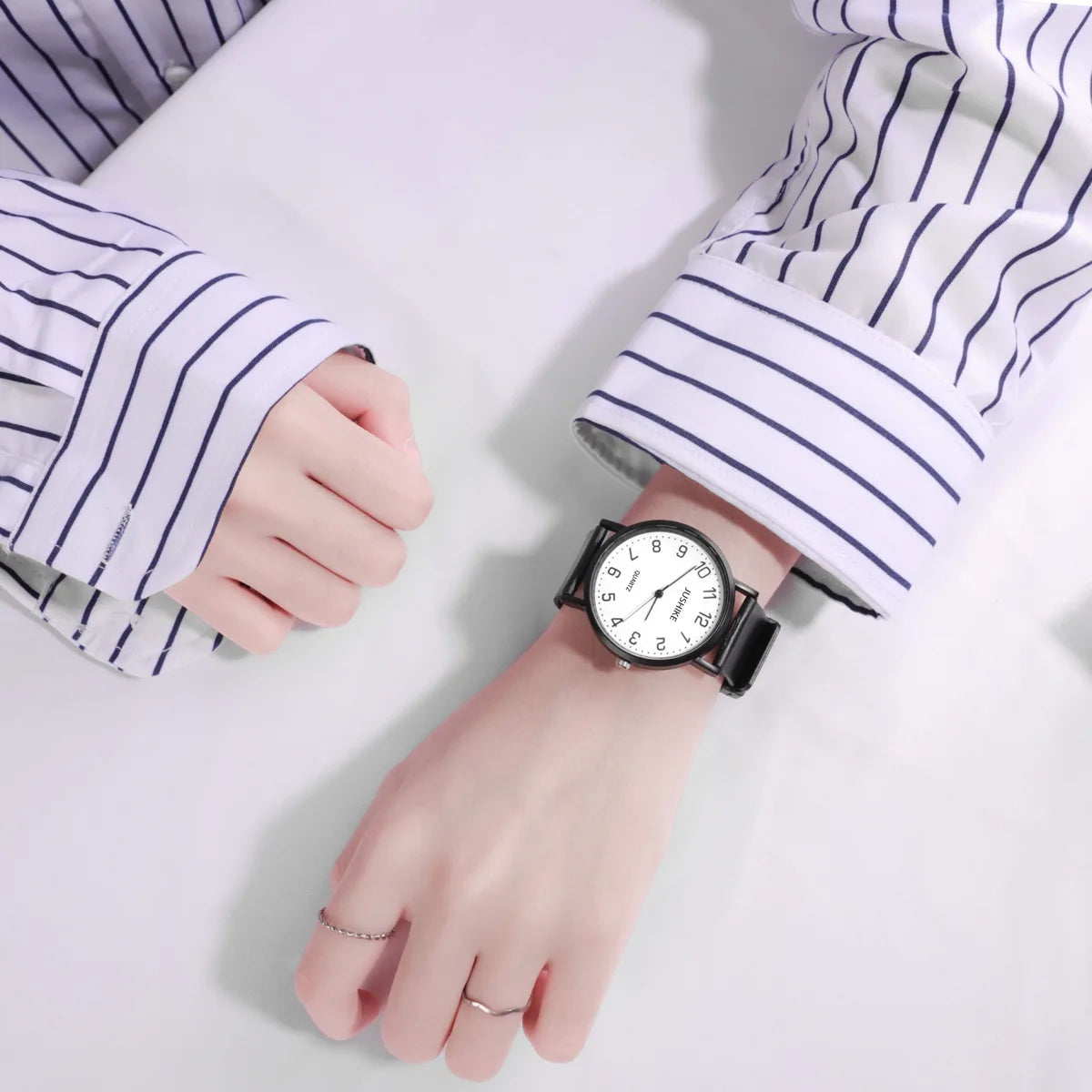 Simple Noir Blanc Quartz Montres Femmes Design Minimaliste Bracelet En Silicone Montre-bracelet Grand Cadran Femmes Mode Créative Montre Cadeau