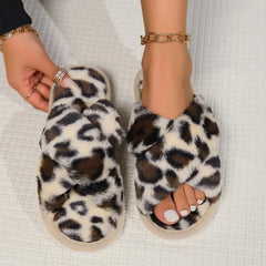 Pantoufles moelleuses à bretelles croisées pour femmes, pantoufles de maison chaudes en fourrure, confortables, semelle souple, chaussures d'intérieur antidérapantes, à la mode, hiver 2024