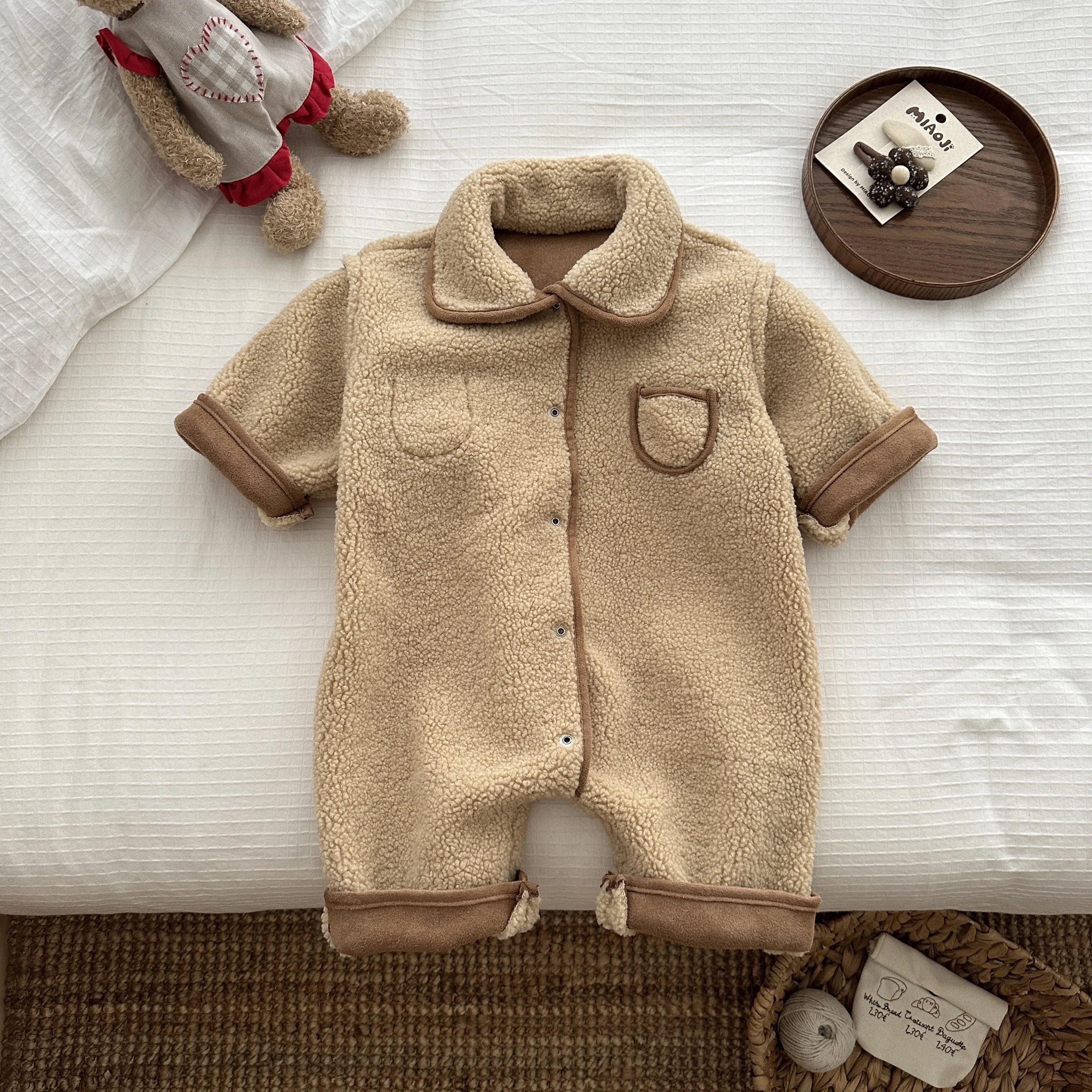 Version coréenne hiver bébé garçon et bébé fille avec combinaison en peluche épaisse et chaude, combinaison d'extérieur élégante