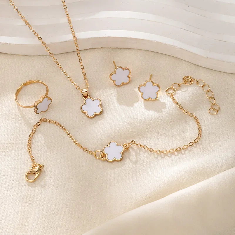 Lucky cinq pétales fleur trèfle boucles d’oreilles Collier Bague Bracelet Ensemble de quatre pièces pour femme à la mode Accessoires de fête Bijoux
