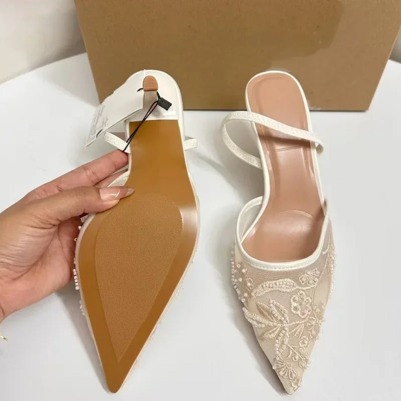 Escarpins de mariage blancs pour femmes, chaussures provoqué à talons hauts, maille brodée de fleurs, sangle arrière, sexy, designer de marque