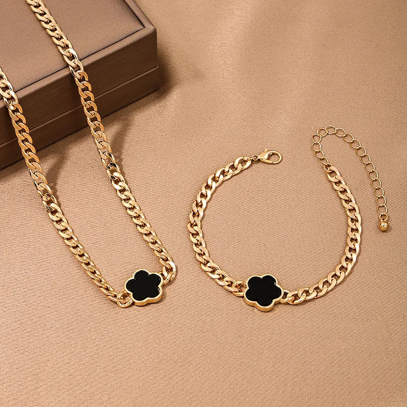 Lucky cinq pétales fleur trèfle boucles d’oreilles Collier Bague Bracelet Ensemble de quatre pièces pour femme à la mode Accessoires de fête Bijoux