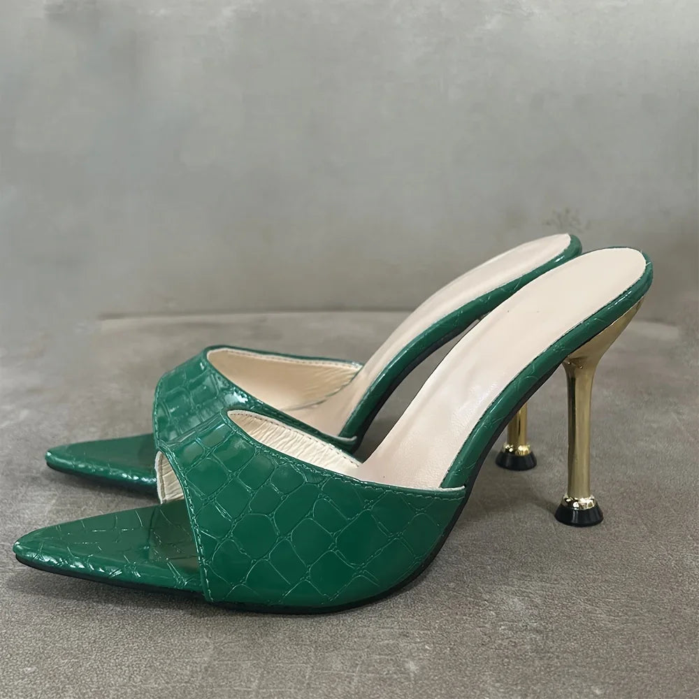 Sandales glamour à talons hauts à texture crocodile – Talons aiguilles chics à enfiler avec bout ouvert pointu pour les fêtes avant-gardistes et les banquets