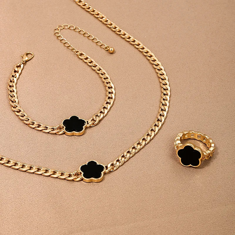 Lucky cinq pétales fleur trèfle boucles d’oreilles Collier Bague Bracelet Ensemble de quatre pièces pour femme à la mode Accessoires de fête Bijoux