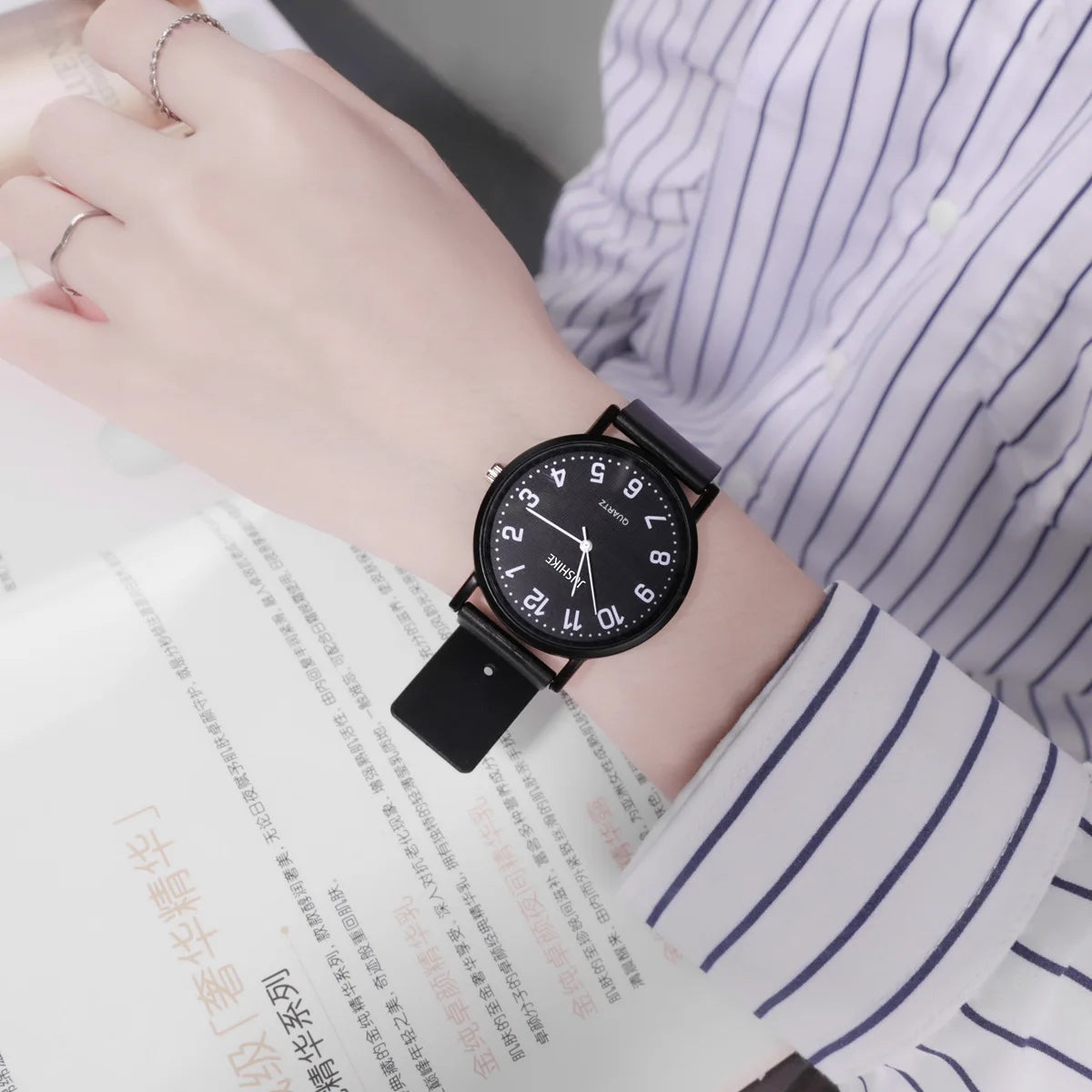 Simple Noir Blanc Quartz Montres Femmes Design Minimaliste Bracelet En Silicone Montre-bracelet Grand Cadran Femmes Mode Créative Montre Cadeau