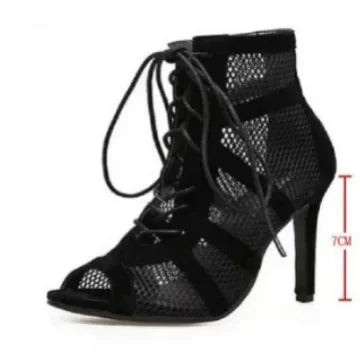 Nouveau défilé de mode noir Net tissu sangle croisée Sexy sandales à talons hauts femme chaussures pompes à lacets Peep orteil sandales maille décontractée