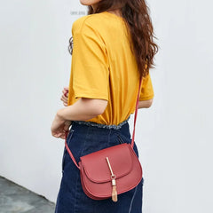 Sac à bandoulière en cuir PU avec pompon pour femme, petit sac messager à rabat, sac fourre-tout pour femme, portefeuille pour téléphone portable, sacs à main à la mode