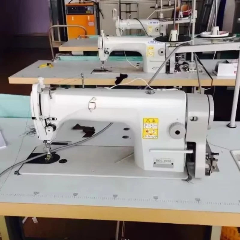 ZC1- Machine à coudre industrielle d'alimentation automatique de pied de marche unique, une machine à coudre en métal durable pour vêtements en tissu cuir