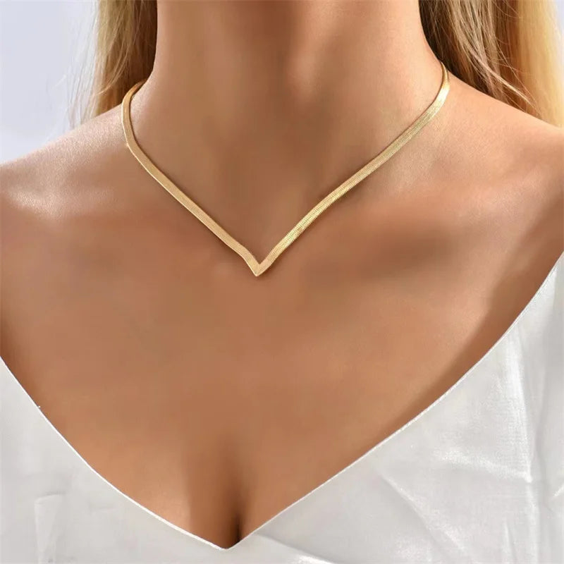 Collier en forme de V créatif simple pour les femmes Serpent plat Chaîne Tour de cou Mode Lame Chaînes Cou Accessoires Bijoux Cadeau
