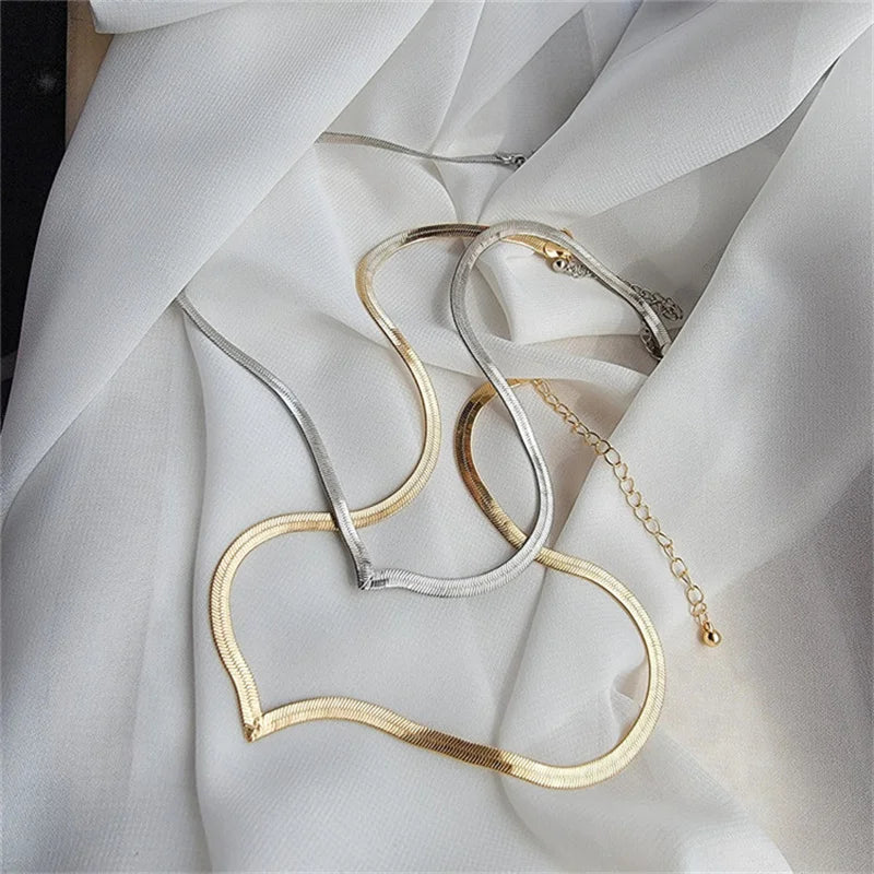 Collier en forme de V créatif simple pour les femmes Serpent plat Chaîne Tour de cou Mode Lame Chaînes Cou Accessoires Bijoux Cadeau