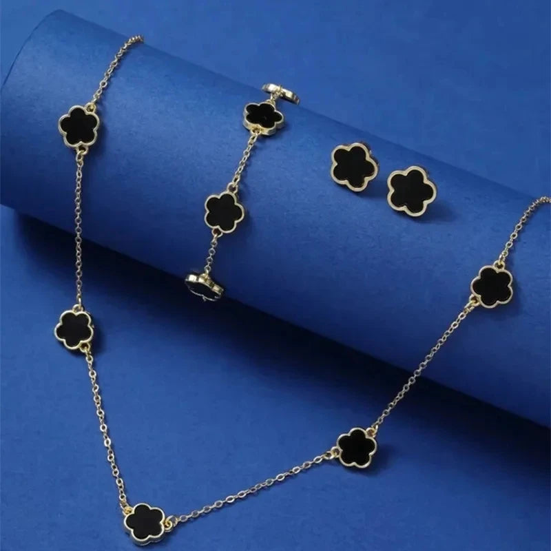 Lucky cinq pétales fleur trèfle boucles d’oreilles Collier Bague Bracelet Ensemble de quatre pièces pour femme à la mode Accessoires de fête Bijoux