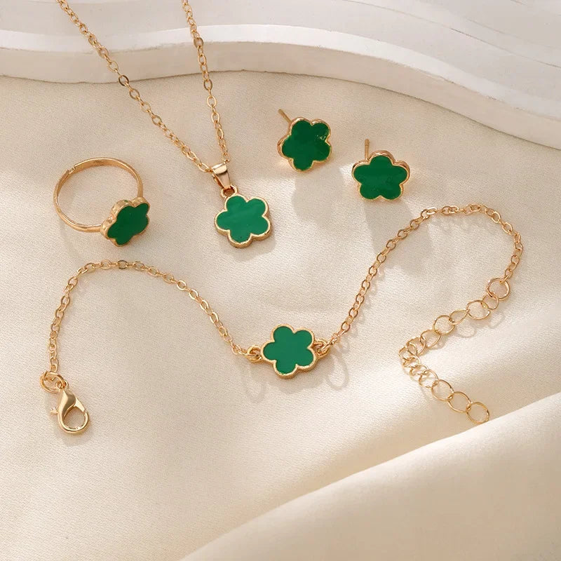 Lucky cinq pétales fleur trèfle boucles d’oreilles Collier Bague Bracelet Ensemble de quatre pièces pour femme à la mode Accessoires de fête Bijoux