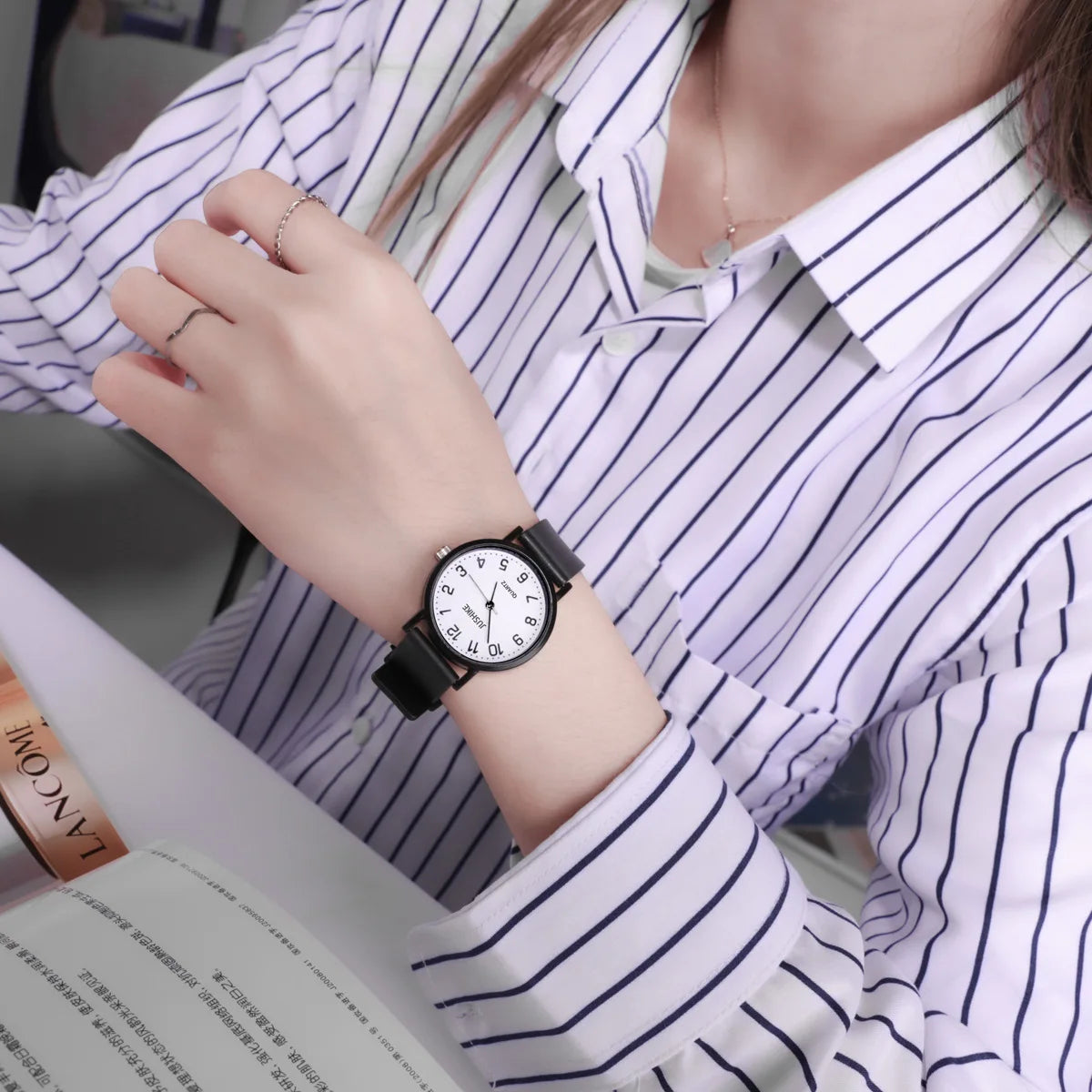 Simple Noir Blanc Quartz Montres Femmes Design Minimaliste Bracelet En Silicone Montre-bracelet Grand Cadran Femmes Mode Créative Montre Cadeau