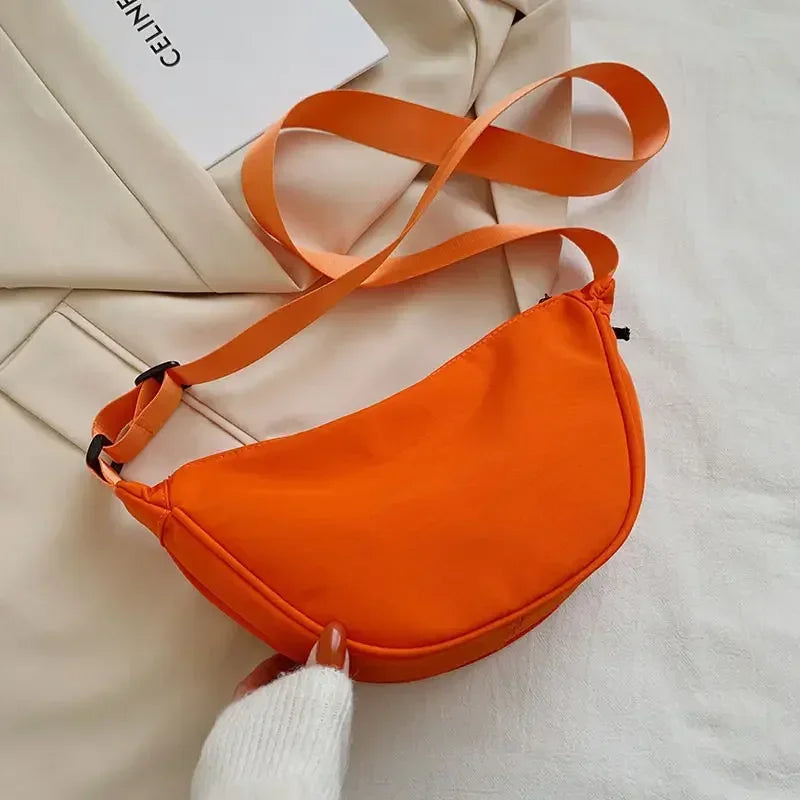 Sac de poitrine de couleur unie pour les femmes Grande capacité Voyage Bandoulière Femme Demi-Lune Ceinture Sac Ladies Daily Street Fanny Packs 2023