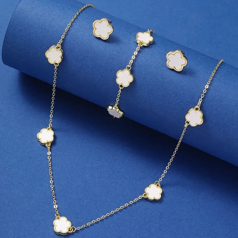 Lucky cinq pétales fleur trèfle boucles d’oreilles Collier Bague Bracelet Ensemble de quatre pièces pour femme à la mode Accessoires de fête Bijoux