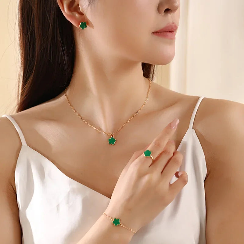 Lucky cinq pétales fleur trèfle boucles d’oreilles Collier Bague Bracelet Ensemble de quatre pièces pour femme à la mode Accessoires de fête Bijoux