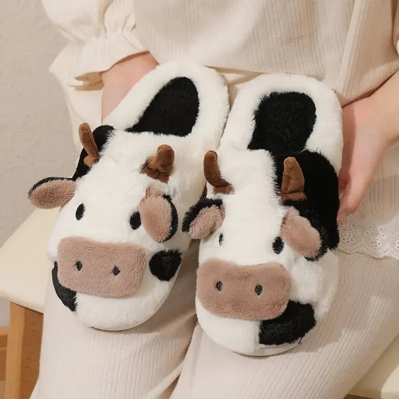 Pantoufles chaudes d'hiver en forme de vache à lait pour femmes et hommes, sandales mignonnes et douces en peluche pour adultes, jolies tongs antidérapantes pour Couples, diapositives plates pour la maison, 2024