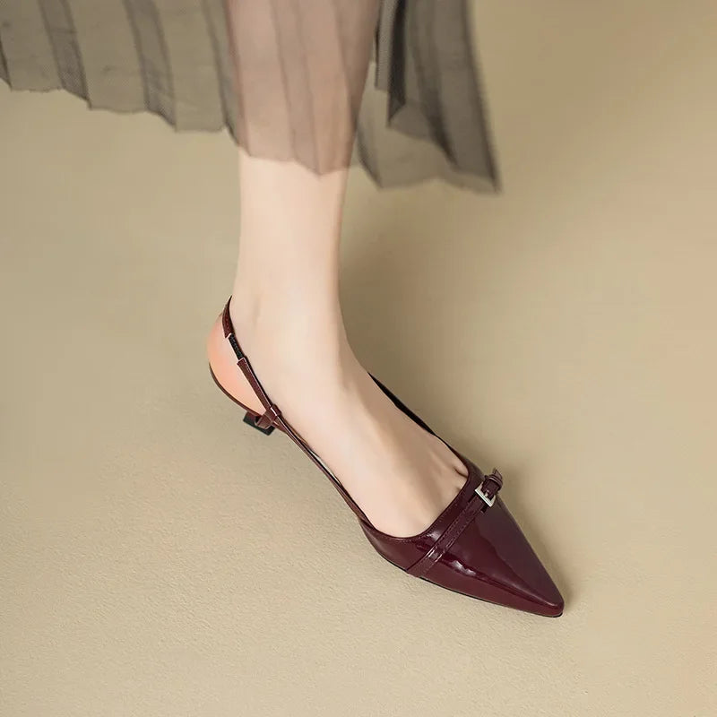 Sandales pointues en cuir verni pour femmes, chaussures d'été à talons mi-hauts, rétro, slim, talon arrière vide, nouvelle collection été 2024