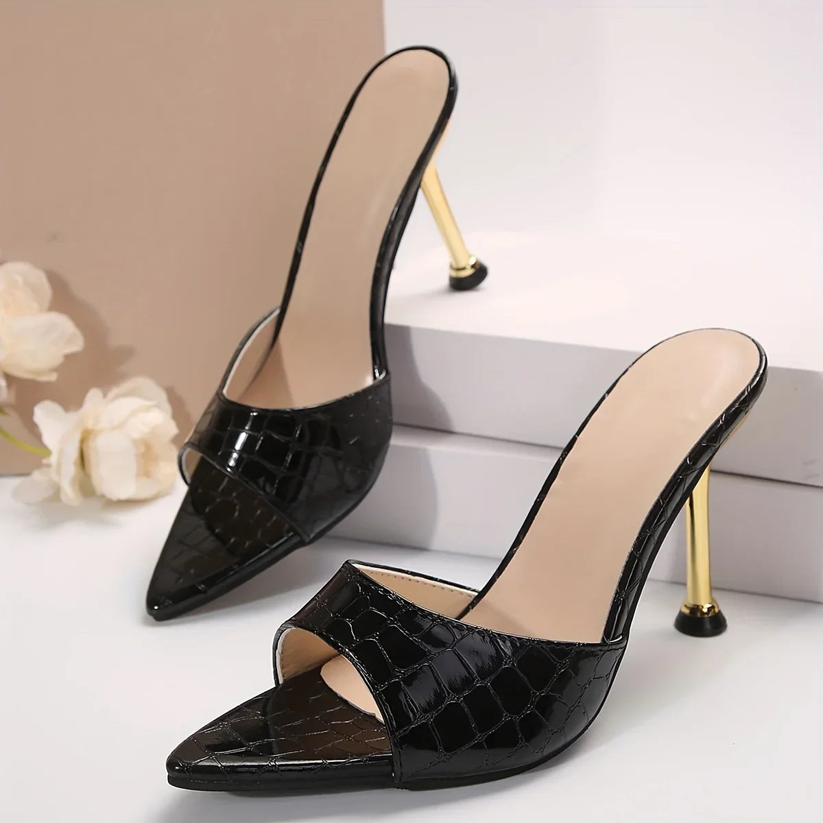 Sandales glamour à talons hauts à texture crocodile – Talons aiguilles chics à enfiler avec bout ouvert pointu pour les fêtes avant-gardistes et les banquets