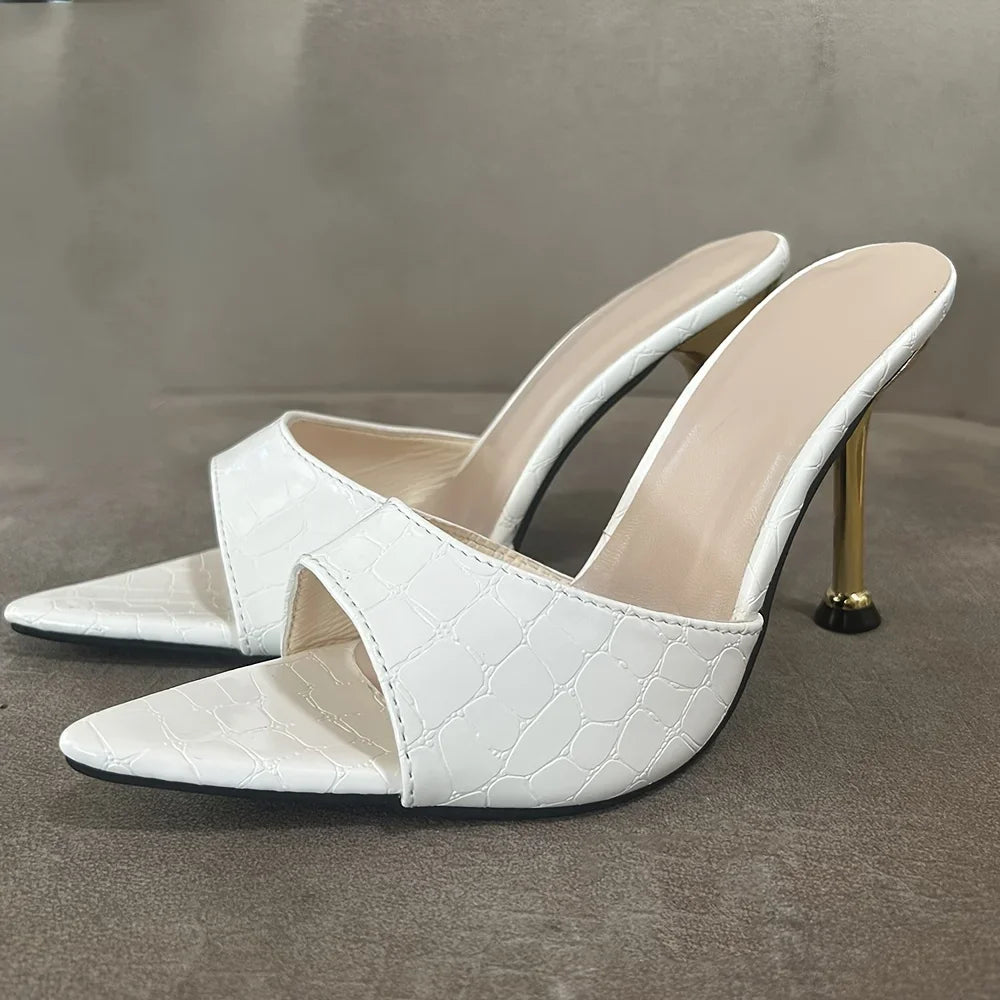 Sandales glamour à talons hauts à texture crocodile – Talons aiguilles chics à enfiler avec bout ouvert pointu pour les fêtes avant-gardistes et les banquets