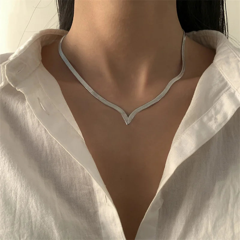 Collier en forme de V créatif simple pour les femmes Serpent plat Chaîne Tour de cou Mode Lame Chaînes Cou Accessoires Bijoux Cadeau