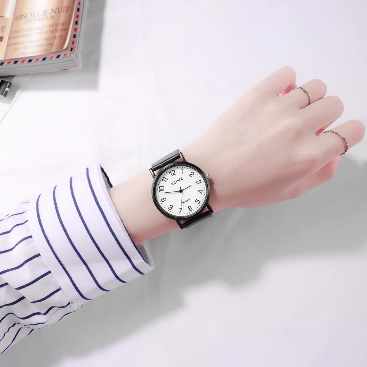 Simple Noir Blanc Quartz Montres Femmes Design Minimaliste Bracelet En Silicone Montre-bracelet Grand Cadran Femmes Mode Créative Montre Cadeau