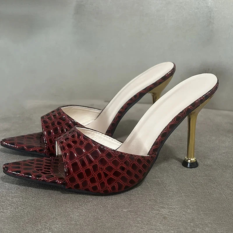 Sandales glamour à talons hauts à texture crocodile – Talons aiguilles chics à enfiler avec bout ouvert pointu pour les fêtes avant-gardistes et les banquets