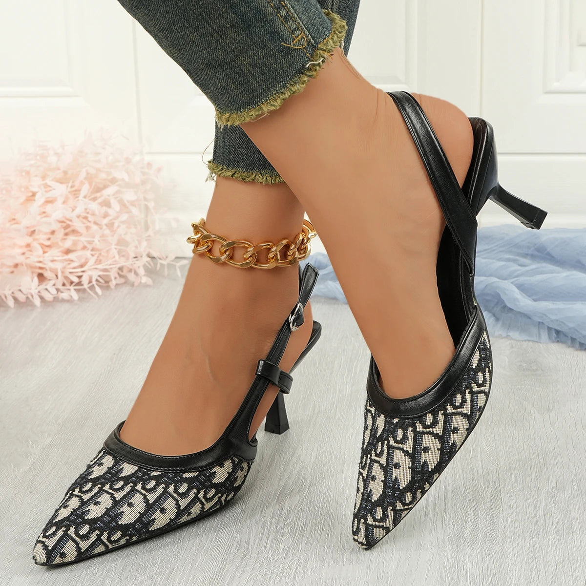 Femmes chaussures Satin dos pointu vide femmes sandales 2025 été un mot boucle Sexy talons hauts femmes Sandalias Mujer Zapatos