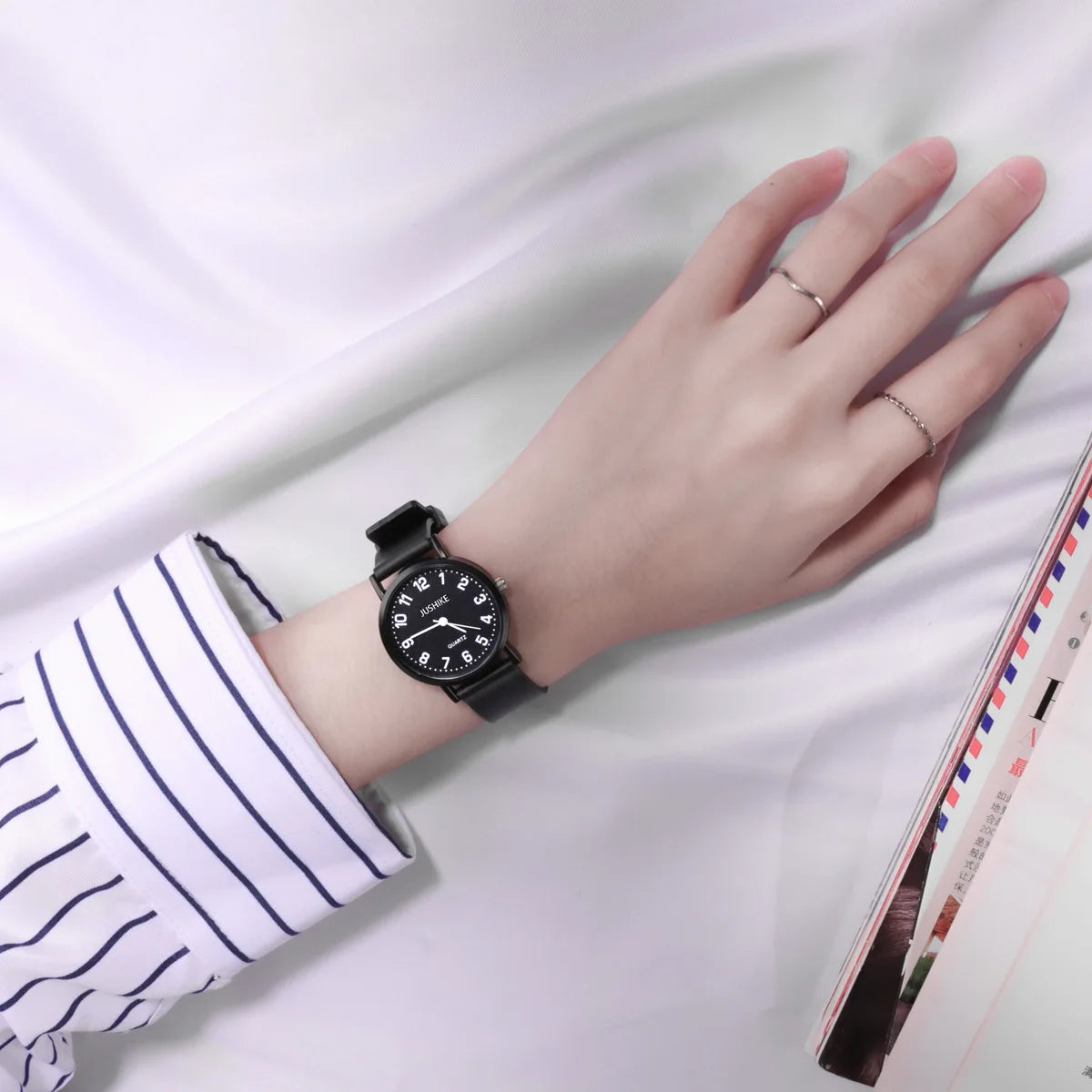 Simple Noir Blanc Quartz Montres Femmes Design Minimaliste Bracelet En Silicone Montre-bracelet Grand Cadran Femmes Mode Créative Montre Cadeau
