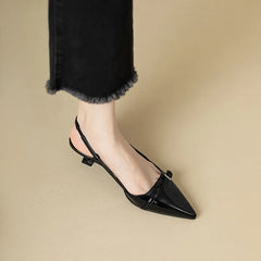 Sandales pointues en cuir verni pour femmes, chaussures d'été à talons mi-hauts, rétro, slim, talon arrière vide, nouvelle collection été 2024