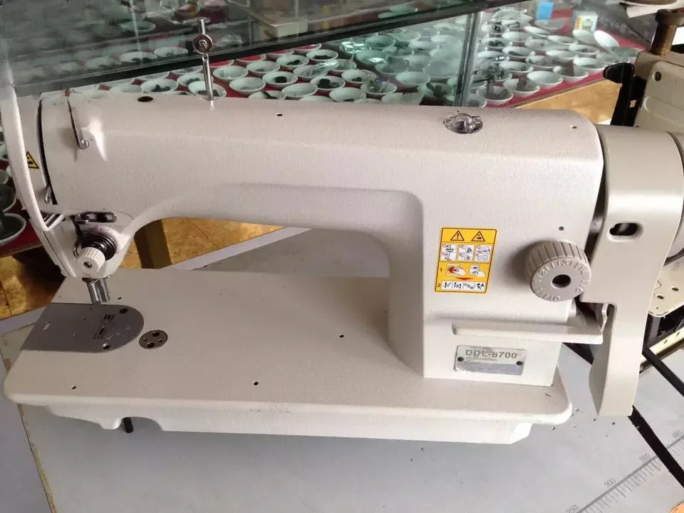 ZC1- Machine à coudre industrielle d'alimentation automatique de pied de marche unique, une machine à coudre en métal durable pour vêtements en tissu cuir