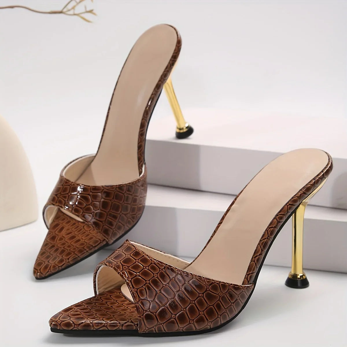 Sandales glamour à talons hauts à texture crocodile – Talons aiguilles chics à enfiler avec bout ouvert pointu pour les fêtes avant-gardistes et les banquets