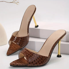 Sandales glamour à talons hauts à texture crocodile – Talons aiguilles chics à enfiler avec bout ouvert pointu pour les fêtes avant-gardistes et les banquets