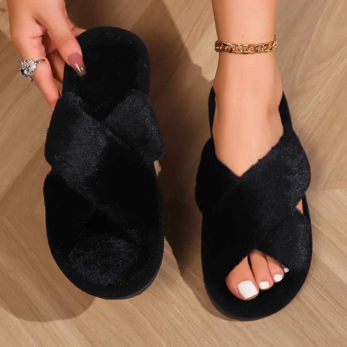Pantoufles moelleuses à bretelles croisées pour femmes, pantoufles de maison chaudes en fourrure, confortables, semelle souple, chaussures d'intérieur antidérapantes, à la mode, hiver 2024