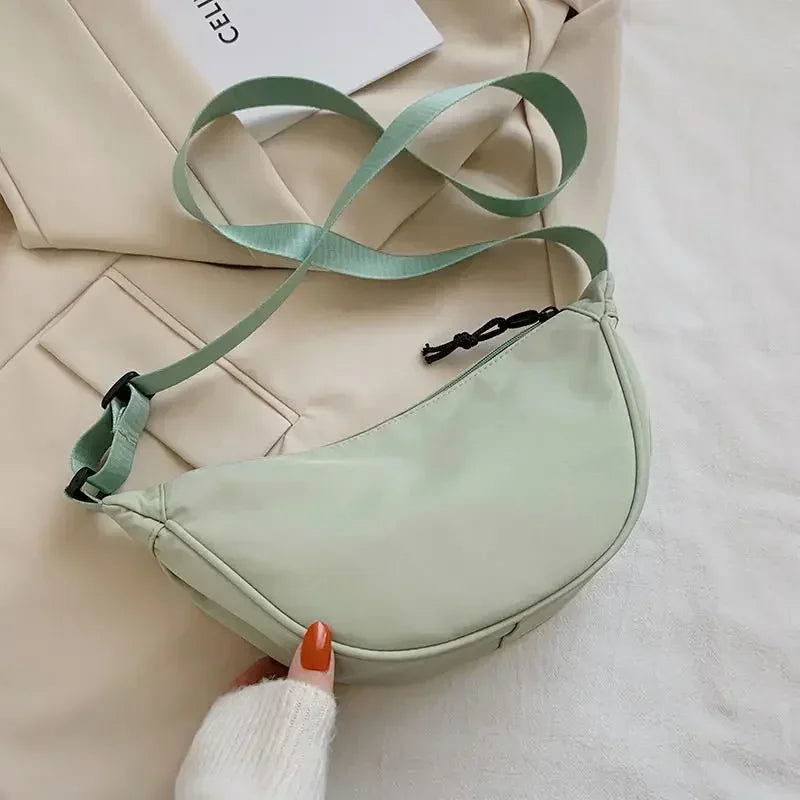 Sac de poitrine de couleur unie pour les femmes Grande capacité Voyage Bandoulière Femme Demi-Lune Ceinture Sac Ladies Daily Street Fanny Packs 2023