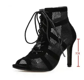 Nouveau défilé de mode noir Net tissu sangle croisée Sexy sandales à talons hauts femme chaussures pompes à lacets Peep orteil sandales maille décontractée