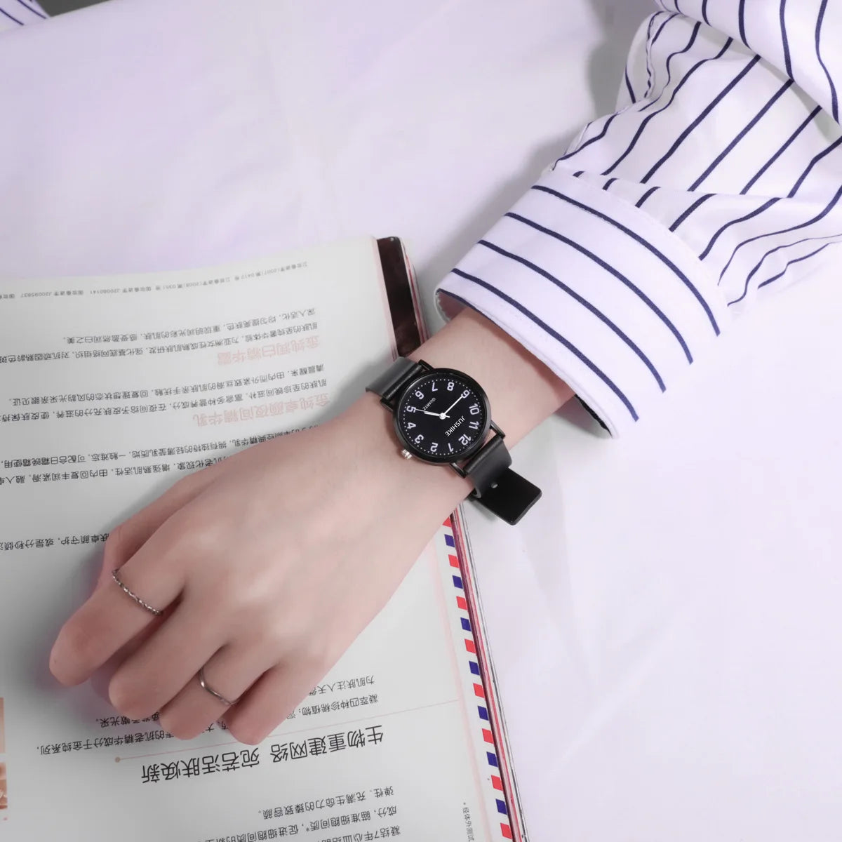 Simple Noir Blanc Quartz Montres Femmes Design Minimaliste Bracelet En Silicone Montre-bracelet Grand Cadran Femmes Mode Créative Montre Cadeau